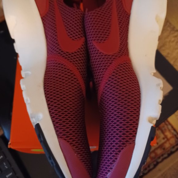 Nike Women's Presto Fly SE, SZ 8, Maroon - Picture 4 of 5